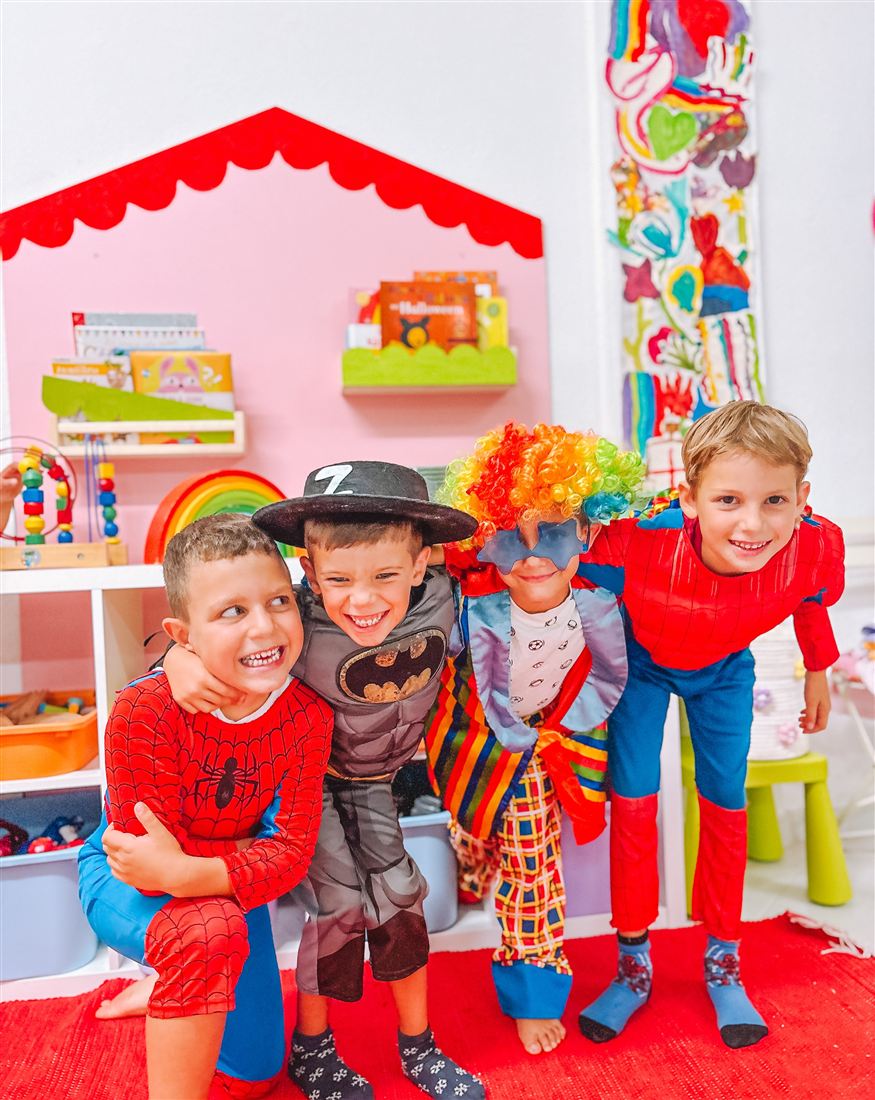 Crianças mascaradas de super-heróis numa festa temática