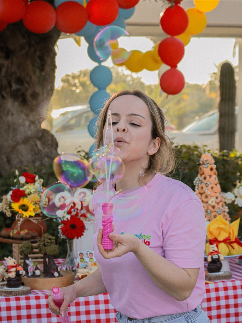 A Educadora Mariana a fazer bolas de sabão numa festa